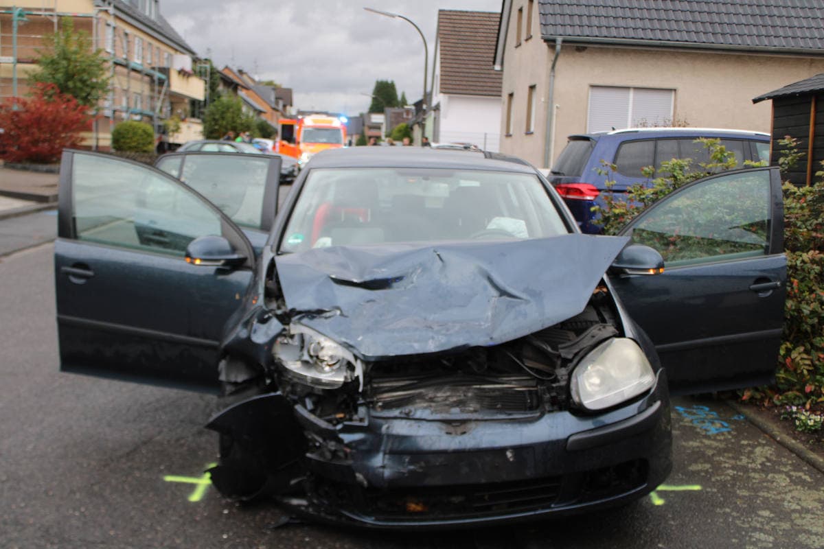 Niederkassel – Automatisierter Autonotruf entpuppt sich als Verkehrsunfall mit Schwerverletzten