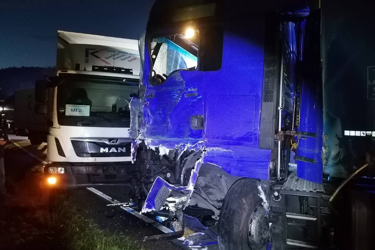 B10 Hauenstein – Schwerer Verkehrsunfall mit drei Lastkraftwagen