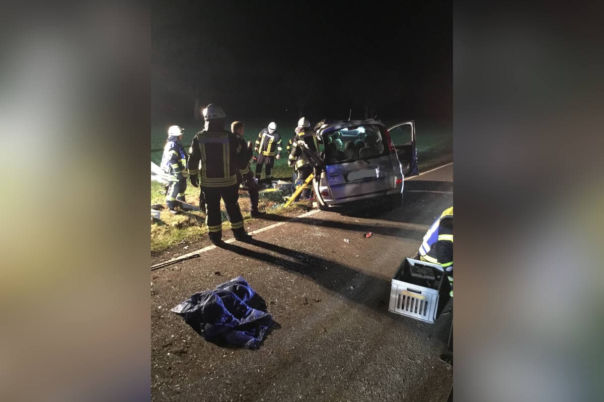 Oelde – PKW kollidiert mit Traktor, zwei schwer verletzte Personen.