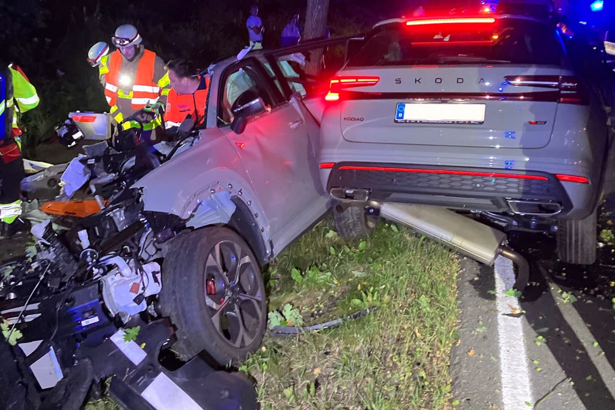Aachen NW – Fahrer nach schwerem Unfall eingeklemmt und verletzt