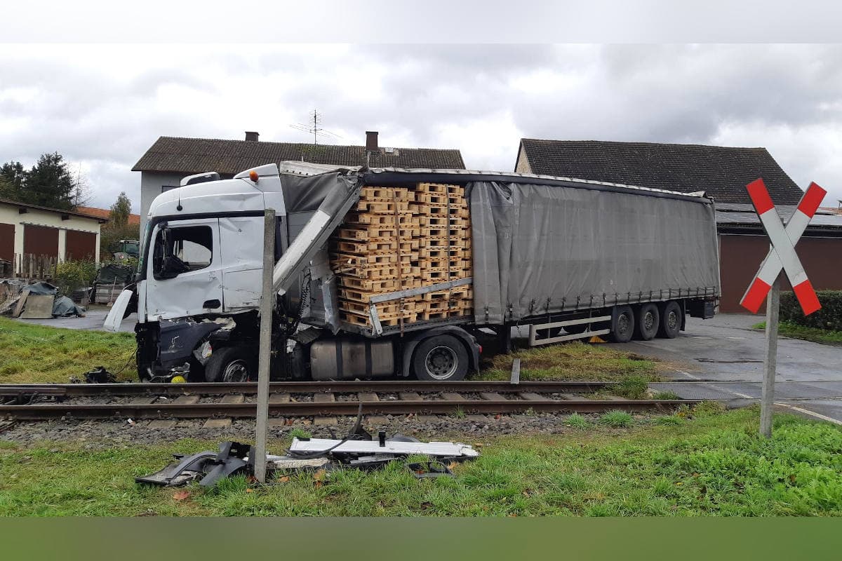 Nieder-Ofleiden – Unfall am Bahnübergang – Zug kollidiert mit LKW