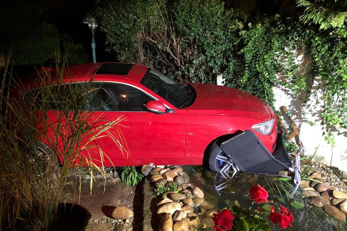 Landau – Autofahrt endet in Garten