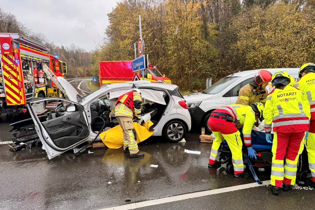Ratingen NW – Eine Person nach Unfall auf Kreuzung schwer verletzt