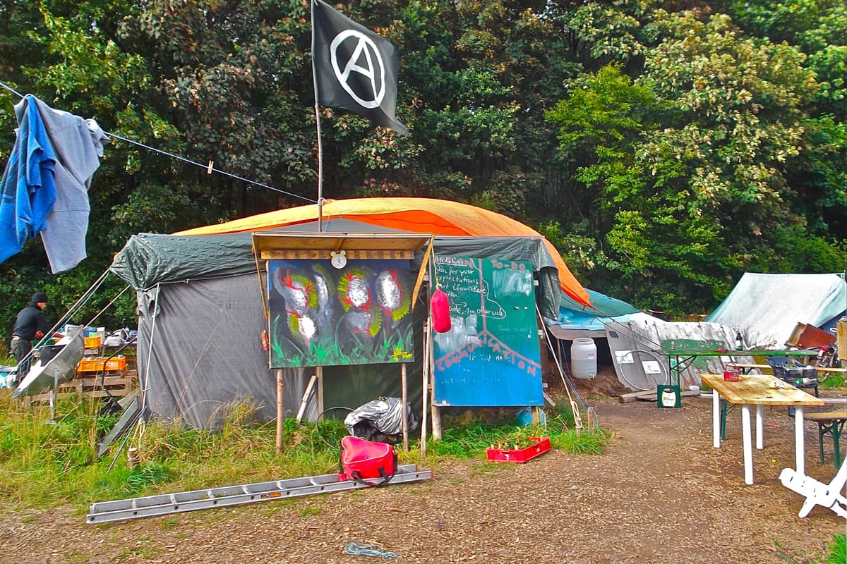 Kerpen NW – Polizei räumt besetztes Waldstück bei Tagebau Hambach