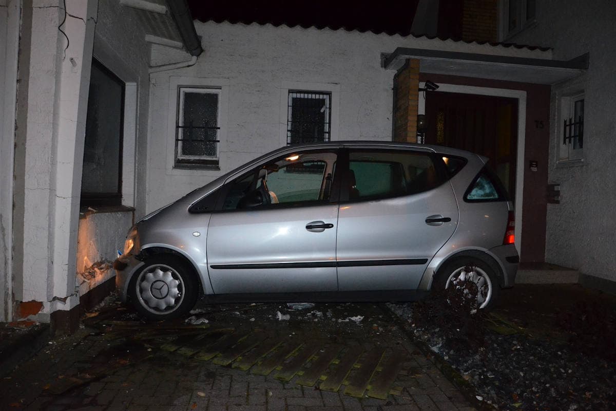 Herford – Verkehrsunfall unter Alkoholeinfluss - Pkw gegen Hauswand