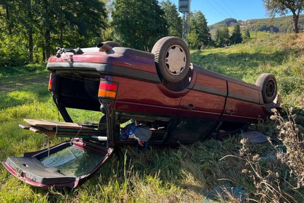 Kirschroth – Fahrzeug nach Verkehrsunfall in Dachlage im Straßengraben