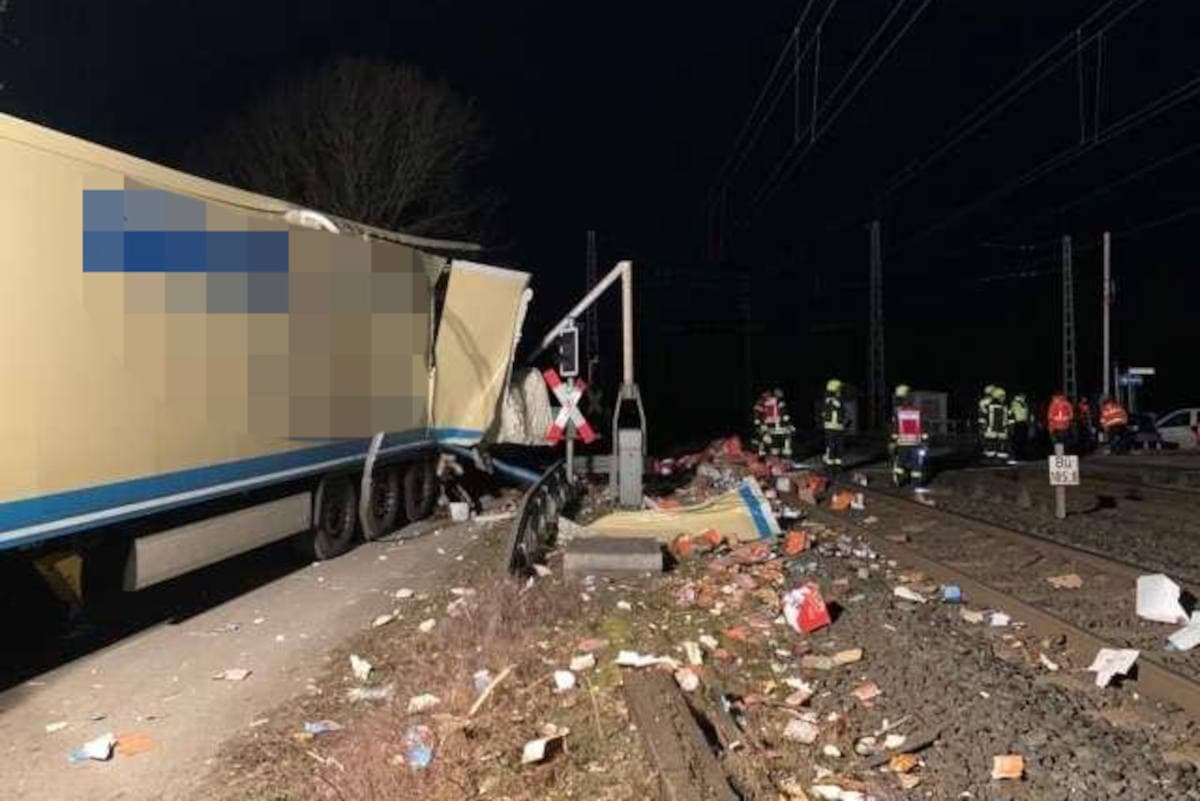 Hann. Münden: Regionalbahn erfasst Sattelzug beim Rangieren am Bahnübergang