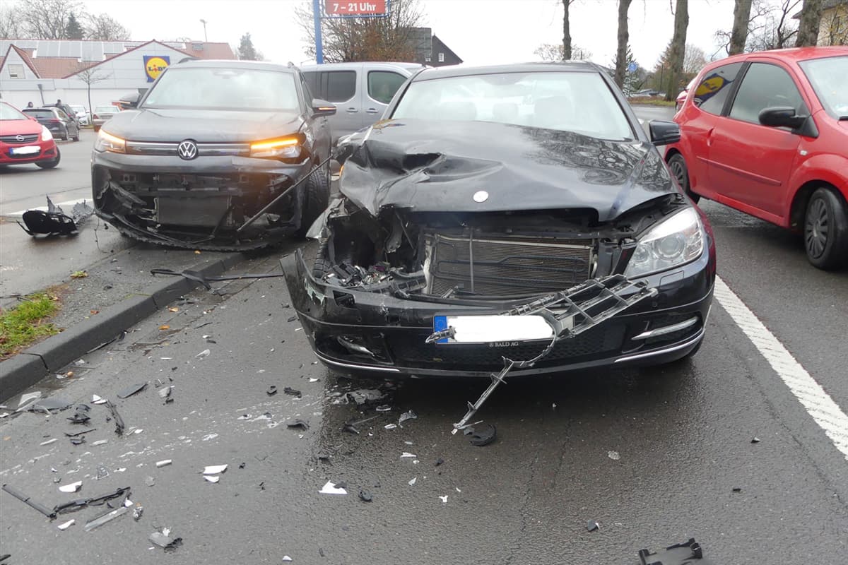 Waldbröl NW – Unfall von zwei Pkw beim Abbiegen