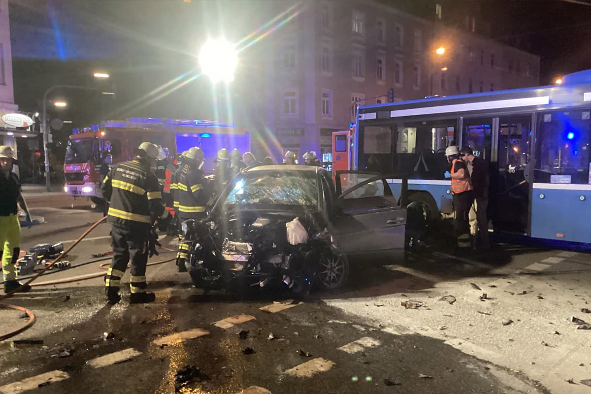 München BY – Mehrere Schwerverletzte nach Unfall von Linienbus und Pkw