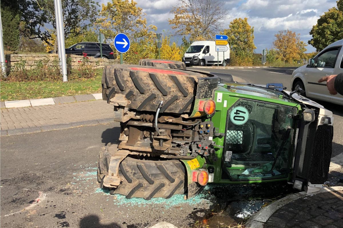 Bad Dürkheim – Traktor im Kreisverkehr umgekippt