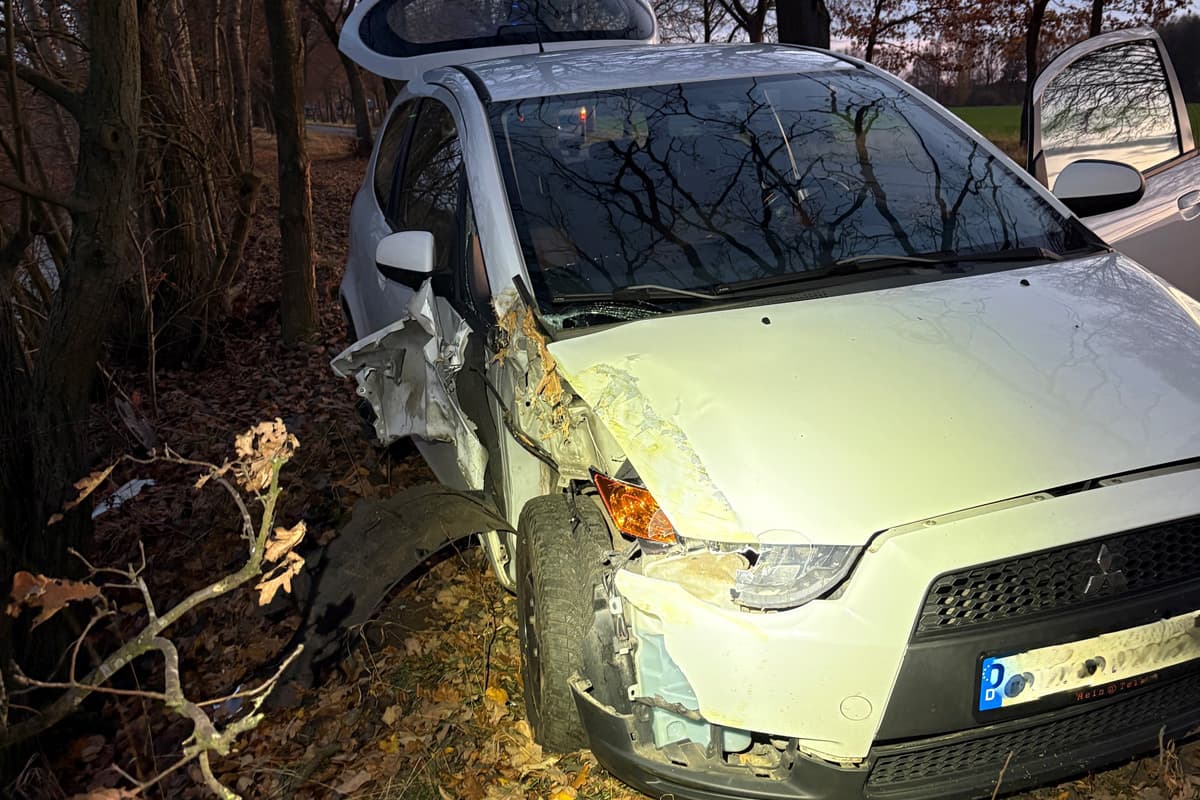 Banzkow MV – Auto weicht Gegenverkehr aus und prallt gegen Baum