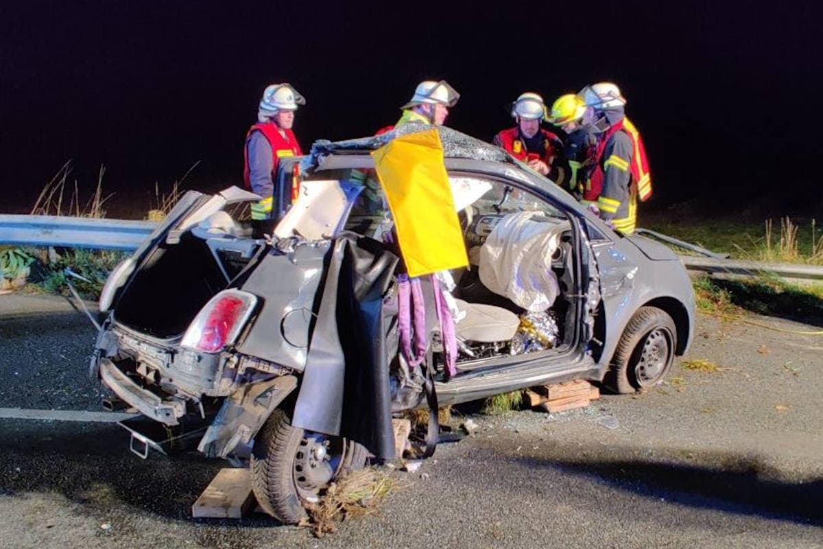 Stade – Drei zum Teil schwer verletzte Fahrzeuginsassen bei Unfall
