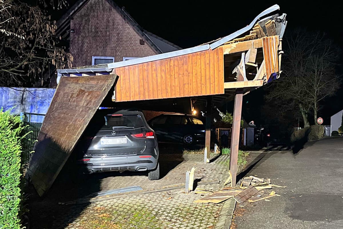 Iserlohn NW – Sattelzug rammt Carport und flüchtet