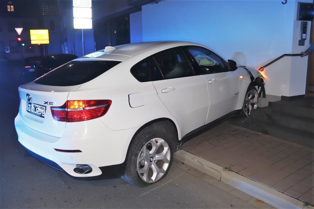 Beverungen - BMW schleudert gegen Treppe und Hauswand